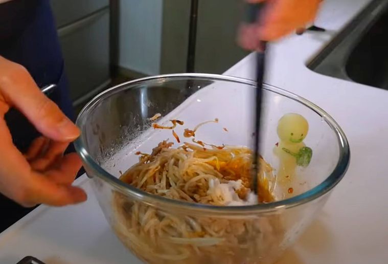 片栗粉ともやしを混ぜている様子