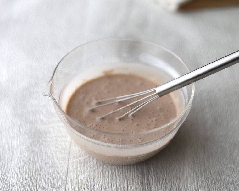 ボウルでパンケーキの材料を混ぜ合わせている