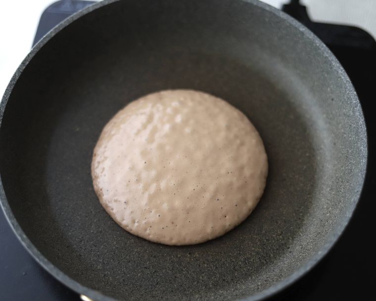 フライパンでパンケーキを焼いている