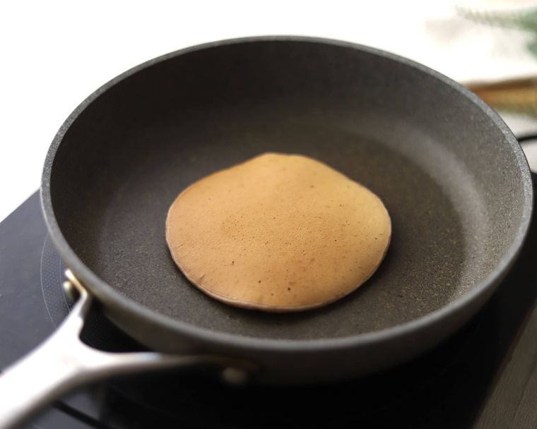 フライパンでパンケーキを焼き上げた様子