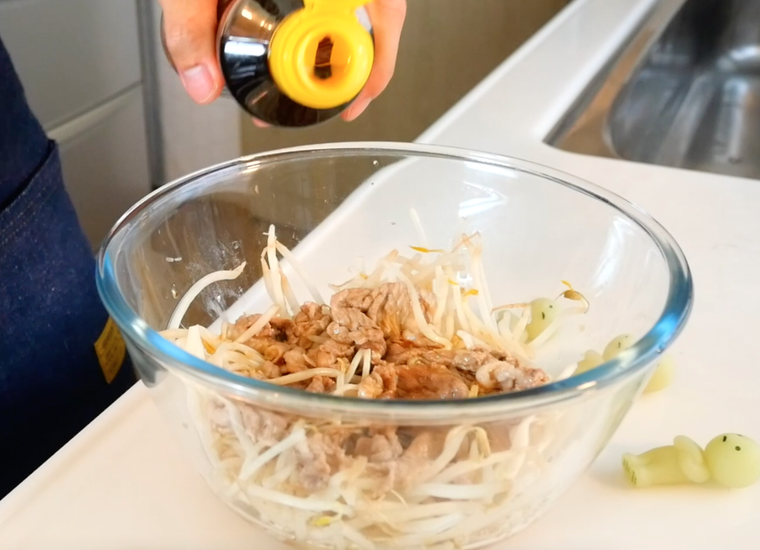 ボウルにごま油を入れている様子