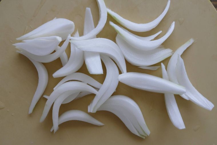 くし切り玉ねぎがのっているまな板