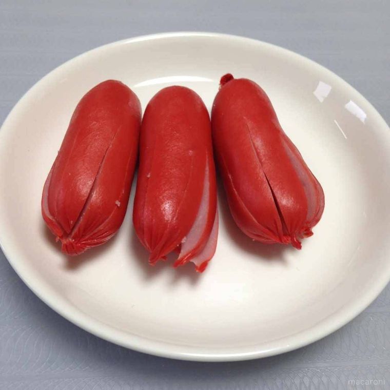 切り込みを入れたウインナー