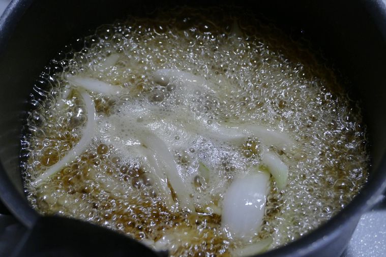 玉ねぎと煮汁を煮立たせる様子