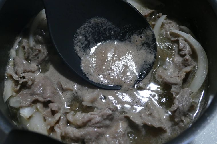 あくを取りながら煮る様子