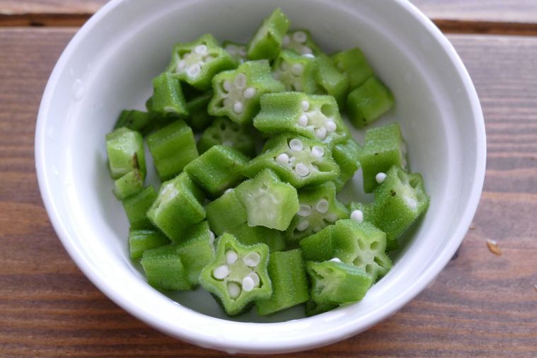 ゆでて切ったオクラが入っている白いココット