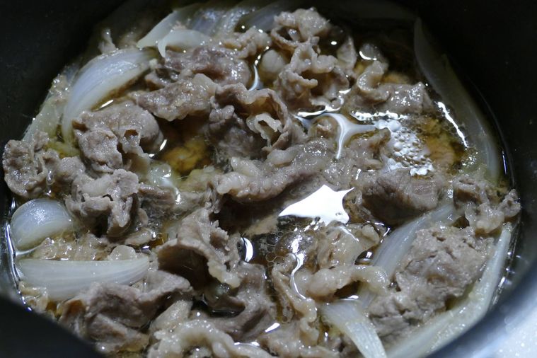 牛肉を鍋ごと冷ます様子