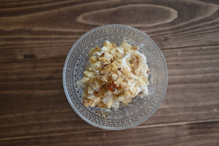 ガラスの器に入ったオーバーナイトオーツ