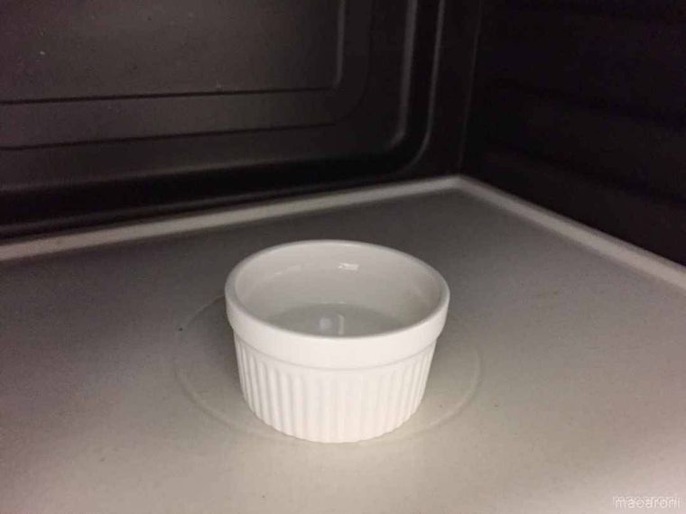 電子レンジの庫内にある、熱湯入りの白い容器