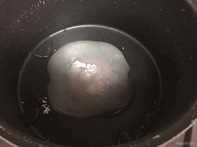 小鍋に入った砂糖と水