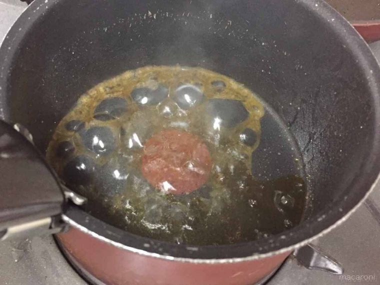 小鍋でカラメルソースを作っている様子