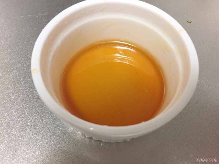白い容器に入ったカラメルソース