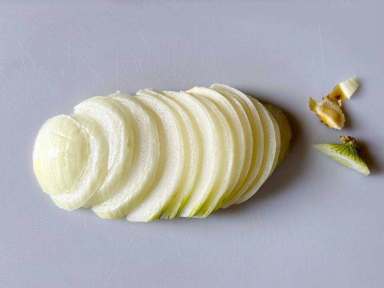 薄切りにした玉ねぎ