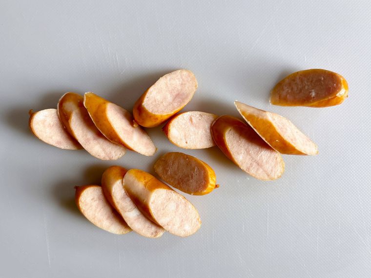 斜め切りにしたウインナーソーセージ