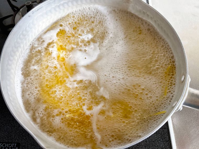スパゲッティをゆでる様子