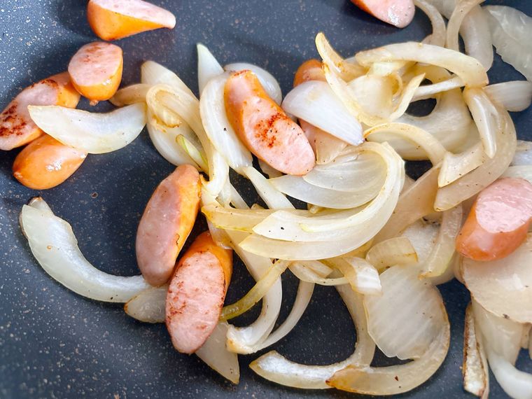 ウインナーソーセージと玉ねぎを炒める様子