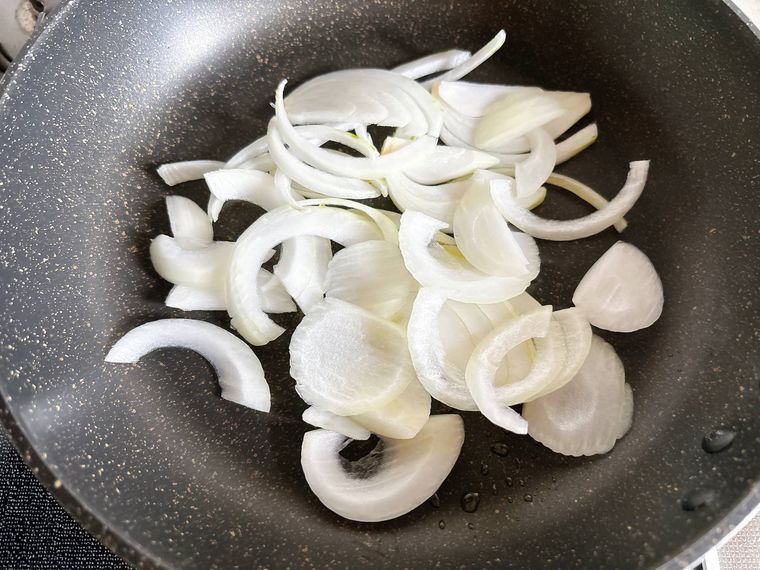 玉ねぎを炒める様子