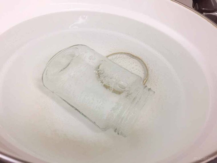 瓶を煮沸消毒している様子