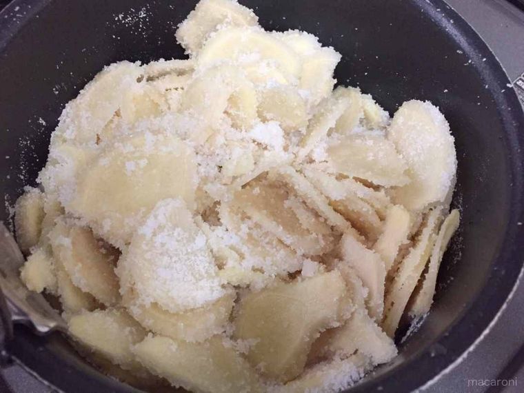 生姜に砂糖を和えた様子