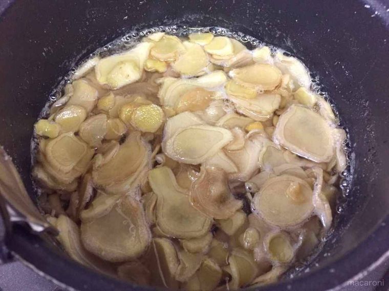 生姜を煮ている様子