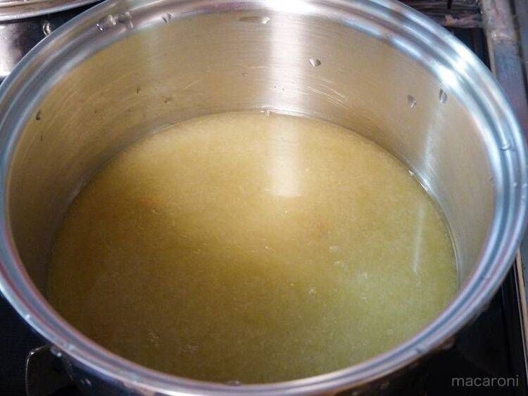 ガラスープを煮込む写真