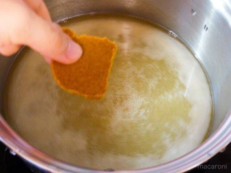 カレールーを入れる写真