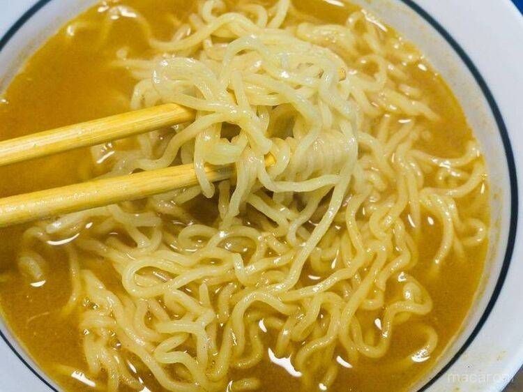 器に入ったラーメンスープと麺