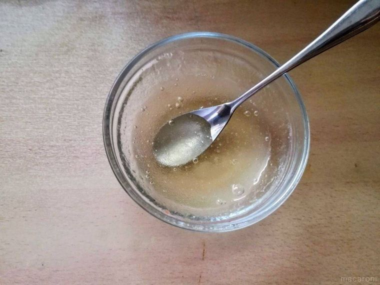 水でふやかした粉ゼラチンが入った透明な器