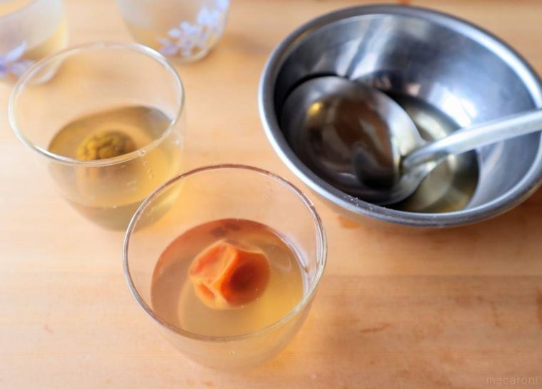 梅の実が入った容器にゼリー液を入れている様子