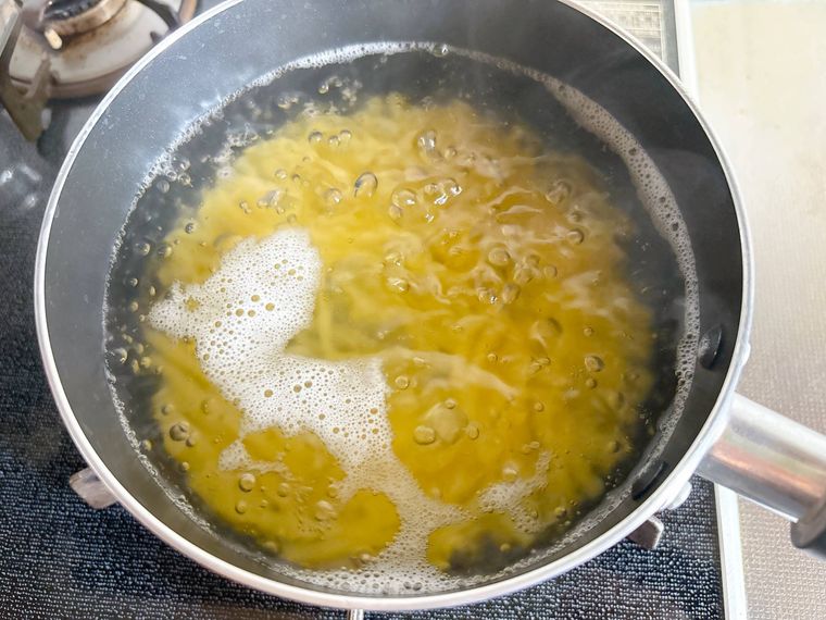 マカロニを鍋でゆでる様子