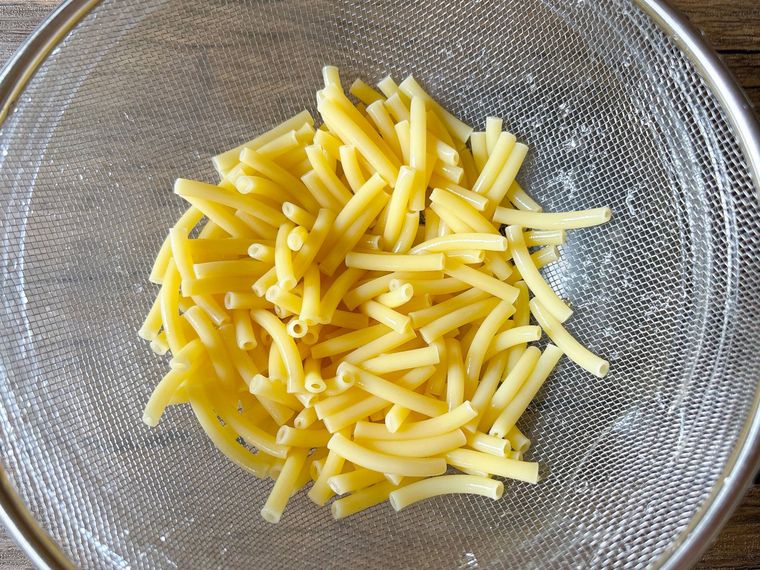 ザルにあげたマカロニ