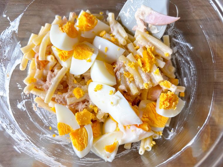 ゆで卵を加えて混ぜる様子