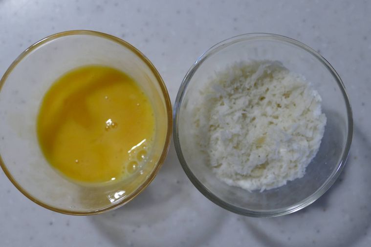 溶き卵と牛乳でふやかしたパン粉が並ぶ様子