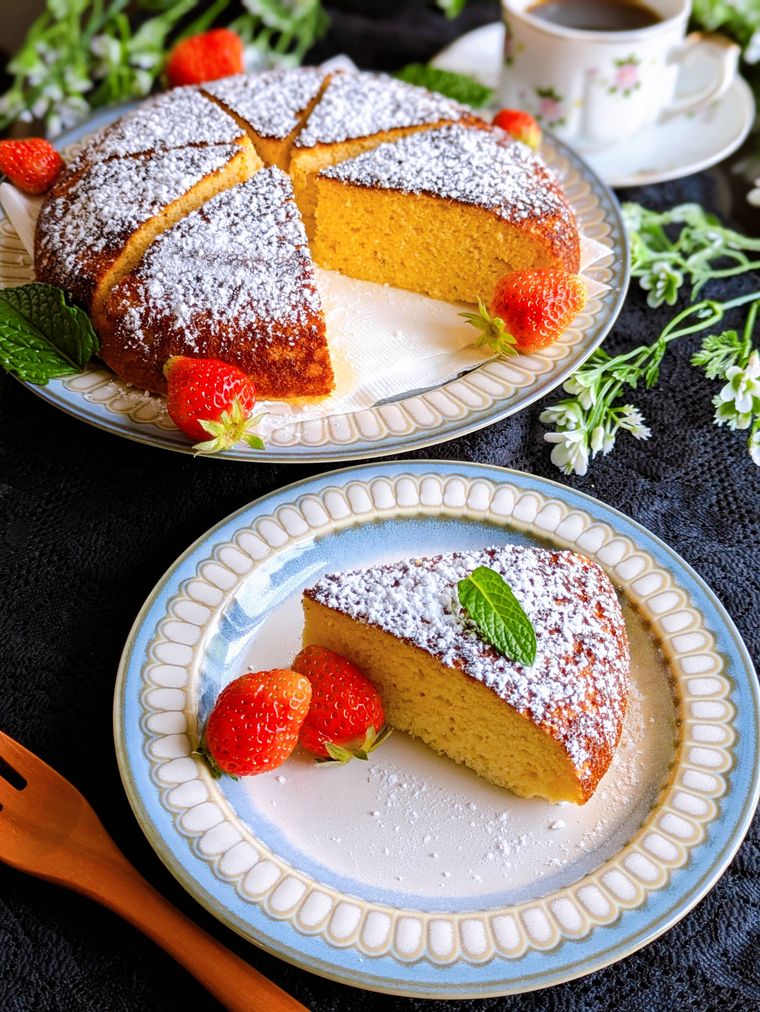 白と水色の器に盛り付けたカステラ