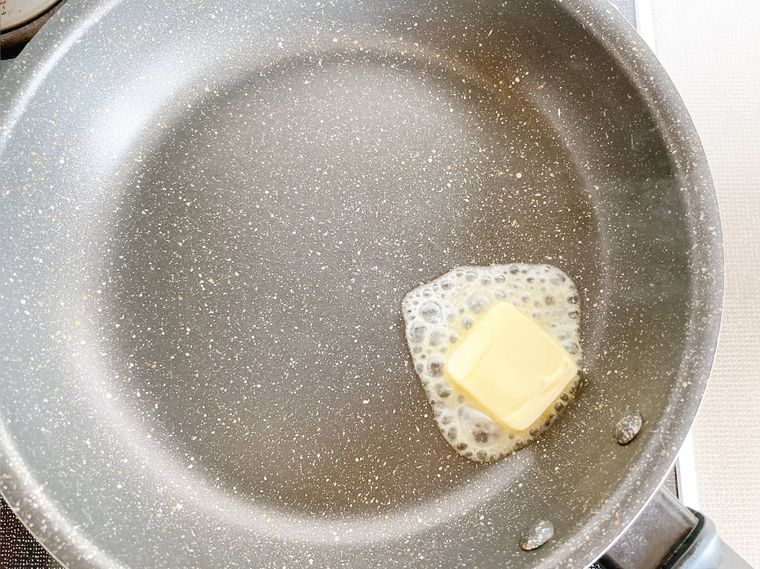 フライパンでバターを溶かす様子