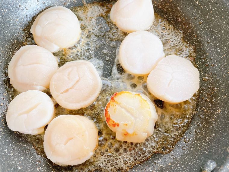 焼き目がついたホタテを返したもの