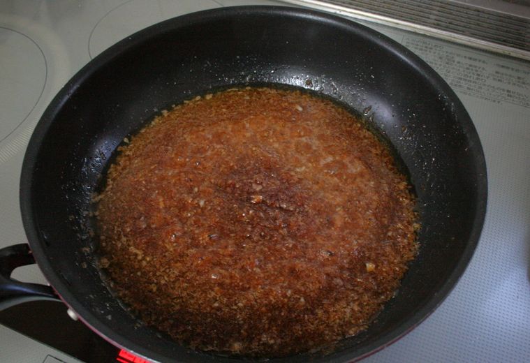 フライパンでステーキソースを作っている様子