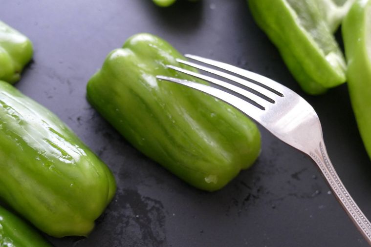 ピーマンの表面にフォークで傷をつける様子