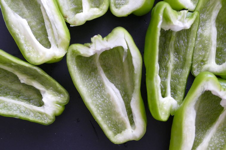 ピーマンを縦半分に切ってワタを取った様子