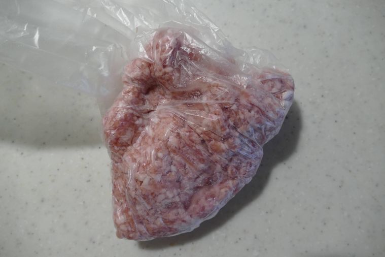 肉だねの材料を調理用袋に入れた様子