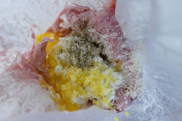 肉だねに溶き卵、牛乳でふやかしたパン粉、粗挽き黒こしょうを加えた様子