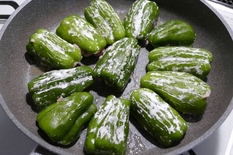 フライパンに肉だねを下にして並べた様子