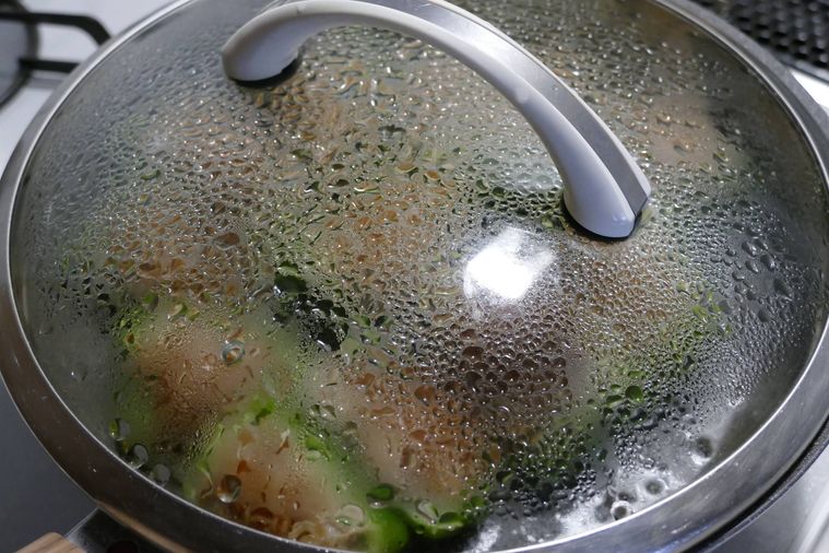 蓋をして蒸し焼きにする様子