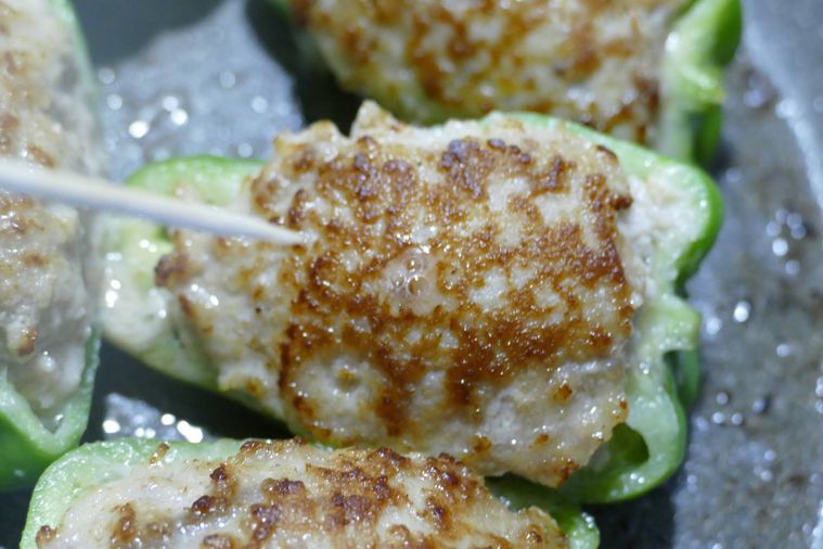 肉だねに竹串を刺した様子