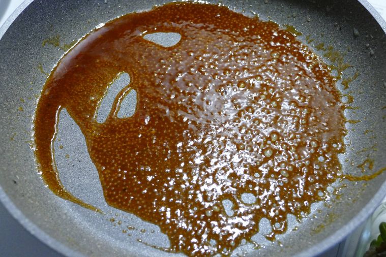 ソースの材料をフライパンで煮立たせる様子