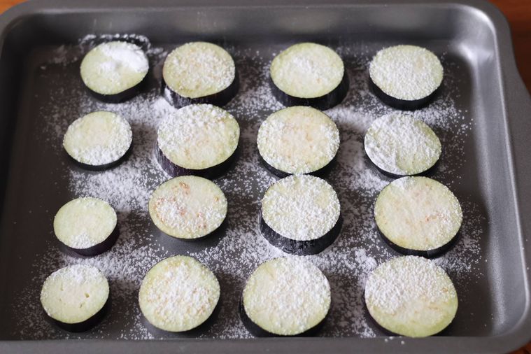 粉をまぶしたなすが並んでいる