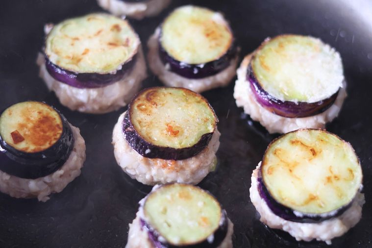 フライパンでなすのはさみ焼きを焼いている