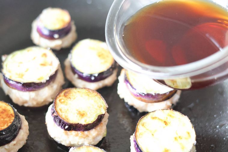 フライパンに合わせだれを加えている