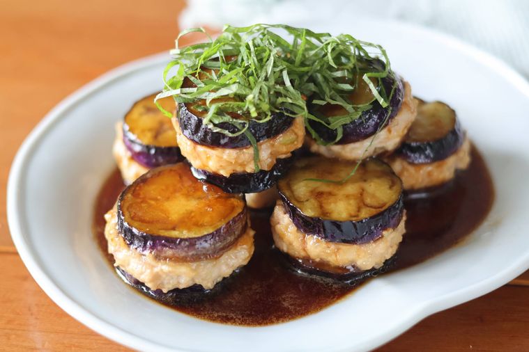 なすのはさみ焼きに大葉をのせて盛り付けている