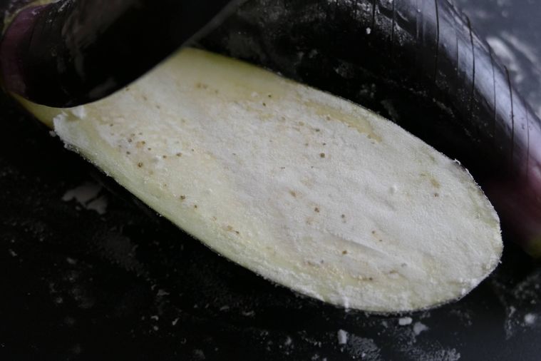 なすの断面に片栗粉をまぶした様子